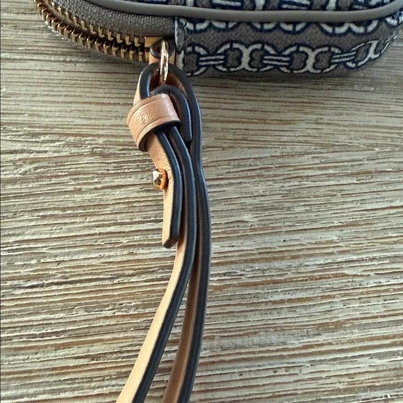 Tory Burch Wristlet Gemini Link Grey Heron Coated Canvas - Picture 2 of 4